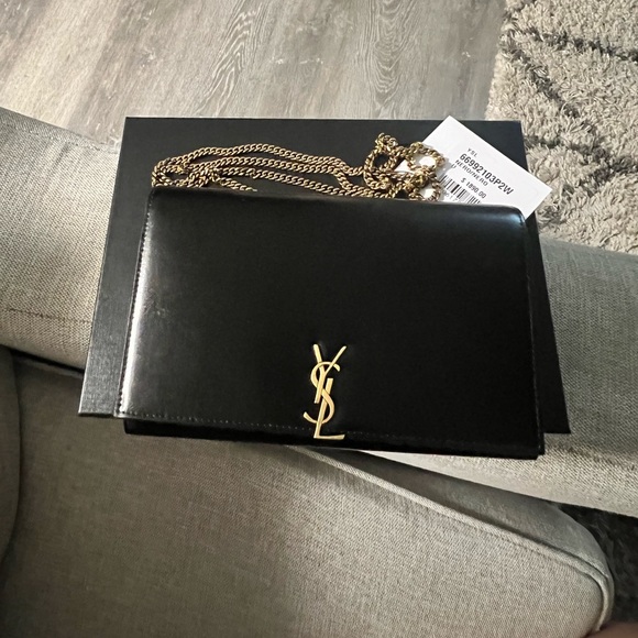 Saint Laurent Glossy Leather Wallet on a Chain - Picture 7 of 9